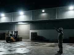 Đèn LED ngoài trời chập chờn: Cách xử lý đúng cho nhà xưởng – nhà kho 