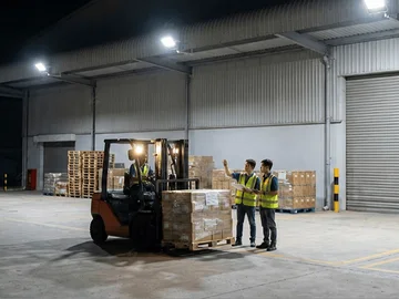 Review đèn LED ngoài trời cho nhà xưởng, kho bãi sau sử dụng
